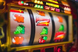 Aplikasi mobile mom4d menampilkan meja kasino live dengan dealer HD